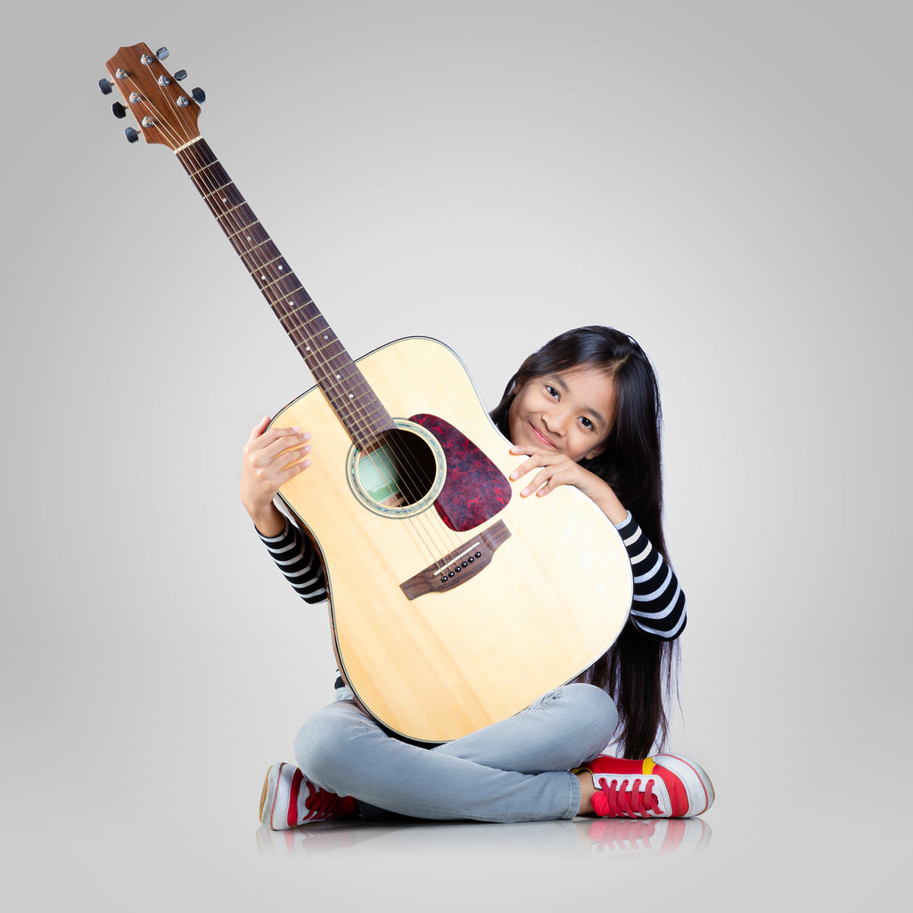 Nên mua đàn Guitar Acoustic hay Guitar Classic cho trẻ?