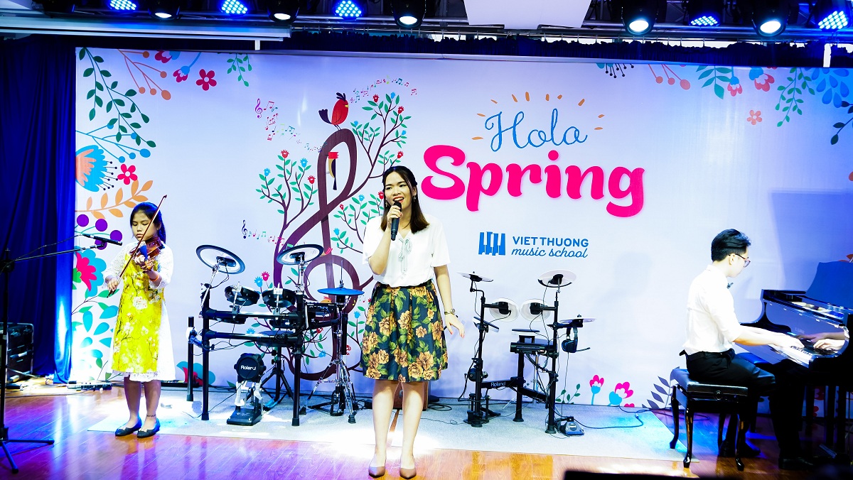 Ngày hội Hola Spring tại Việt Thương School