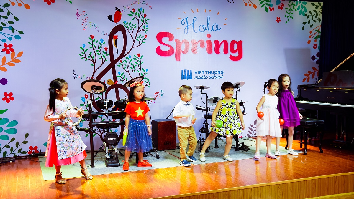 Ngày hội Hola Spring tại Việt Thương School