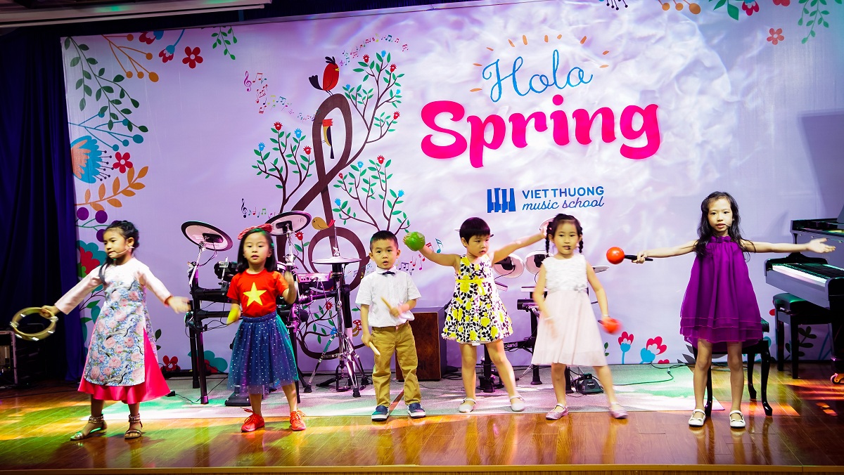 Ngày hội Hola Spring tại Việt Thương School
