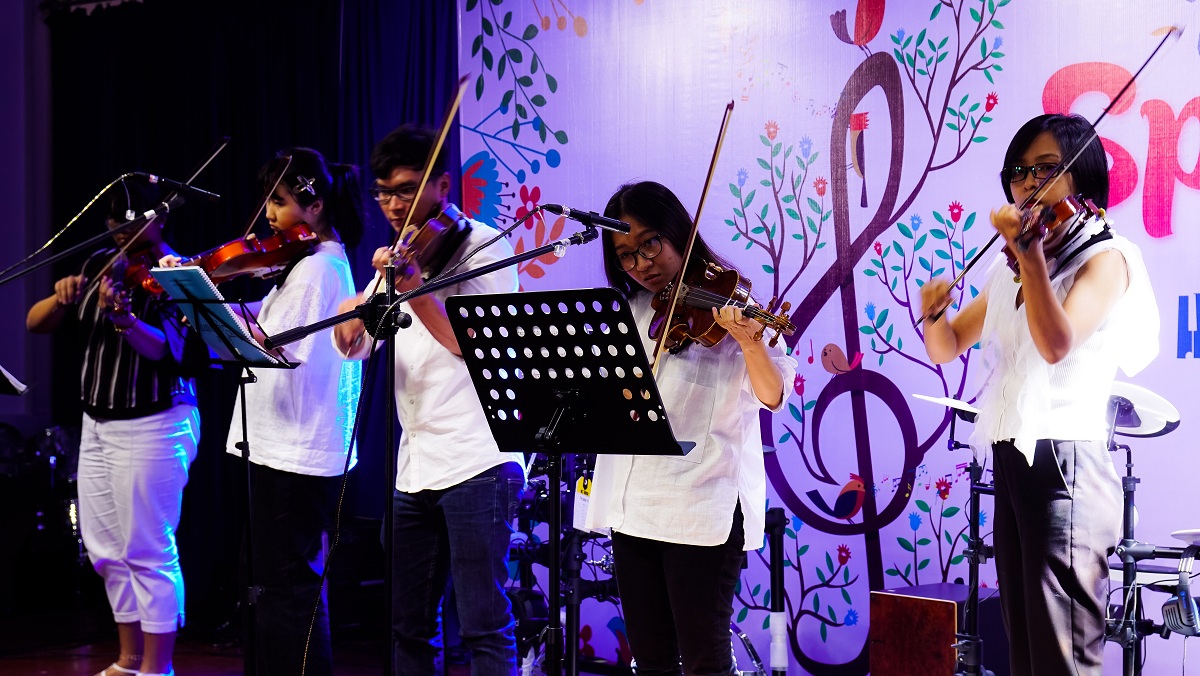 Ngày hội Hola Spring tại Việt Thương School