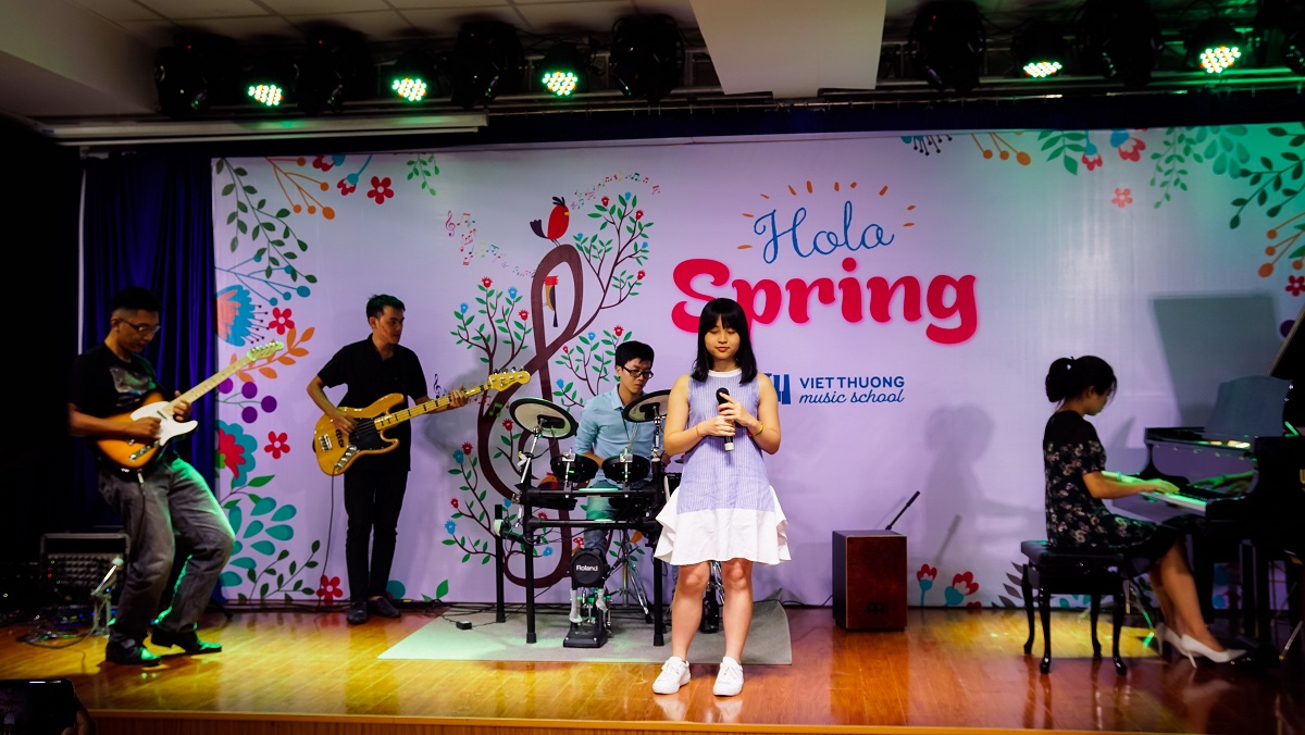 Ngày hội Hola Spring tại Việt Thương School