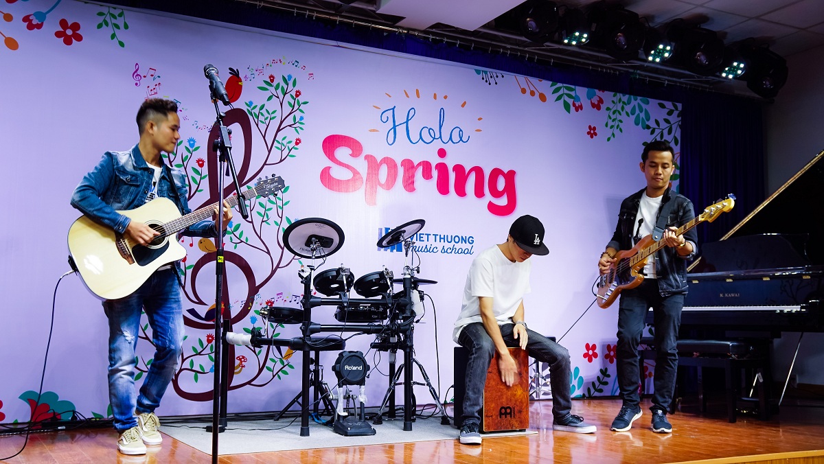 Ngày hội Hola Spring tại Việt Thương School