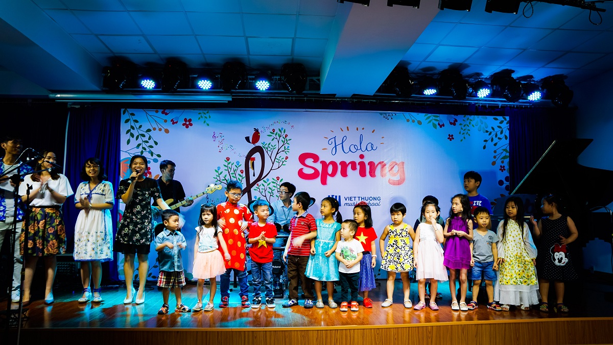 Ngày hội Hola Spring tại Việt Thương School