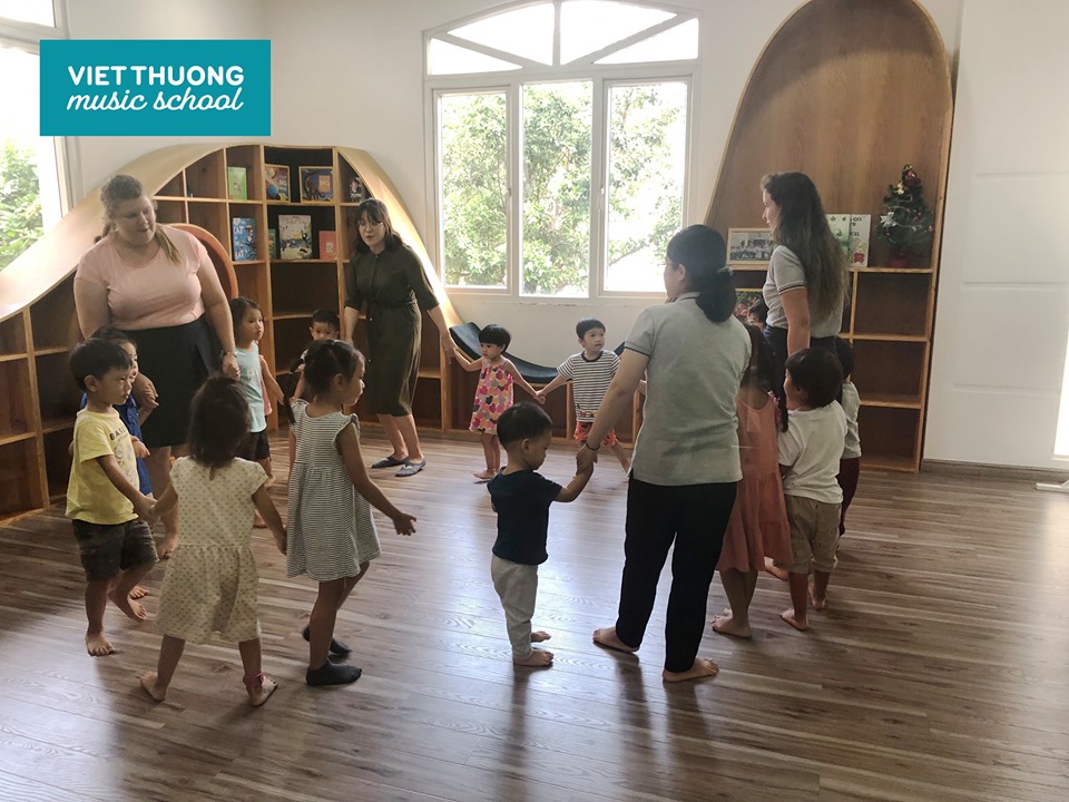 Việt Thương Music School vừa hợp tác với Học viện Quốc tế Montessori nhằm mang đến sân chơi âm nhạc bổ ích dành cho các bé ở độ tuổi mẫu giáo.