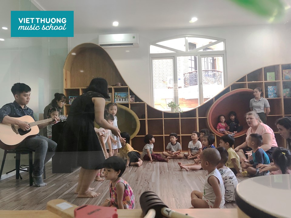 Việt Thương Music School vừa hợp tác với Học viện Quốc tế Montessori nhằm mang đến sân chơi âm nhạc bổ ích dành cho các bé ở độ tuổi mẫu giáo.