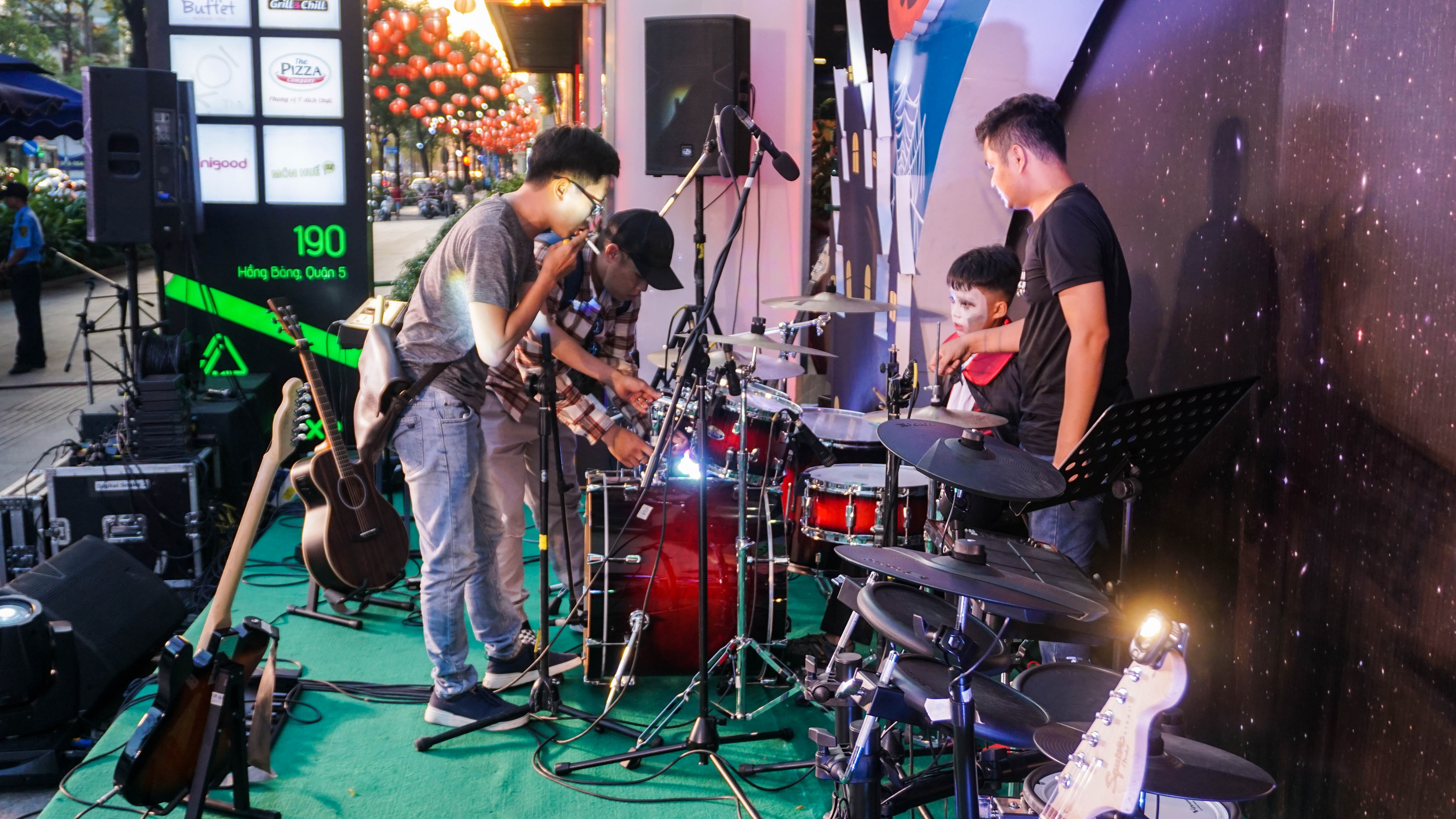 Vào ngày 26/10/2019 vừa qua, sự kiện biểu diễn âm nhạc kết hợp lễ hội hóa trang Halloween THE BATTLE OF THE BAND – ÂM NHẠC TỎA SÁNG TÀI NĂNG đã diễn ra tại Garden Mall, 190 Hồng Bàng, Phường 12, Quận 5, Thành phố Hồ Chí Minh