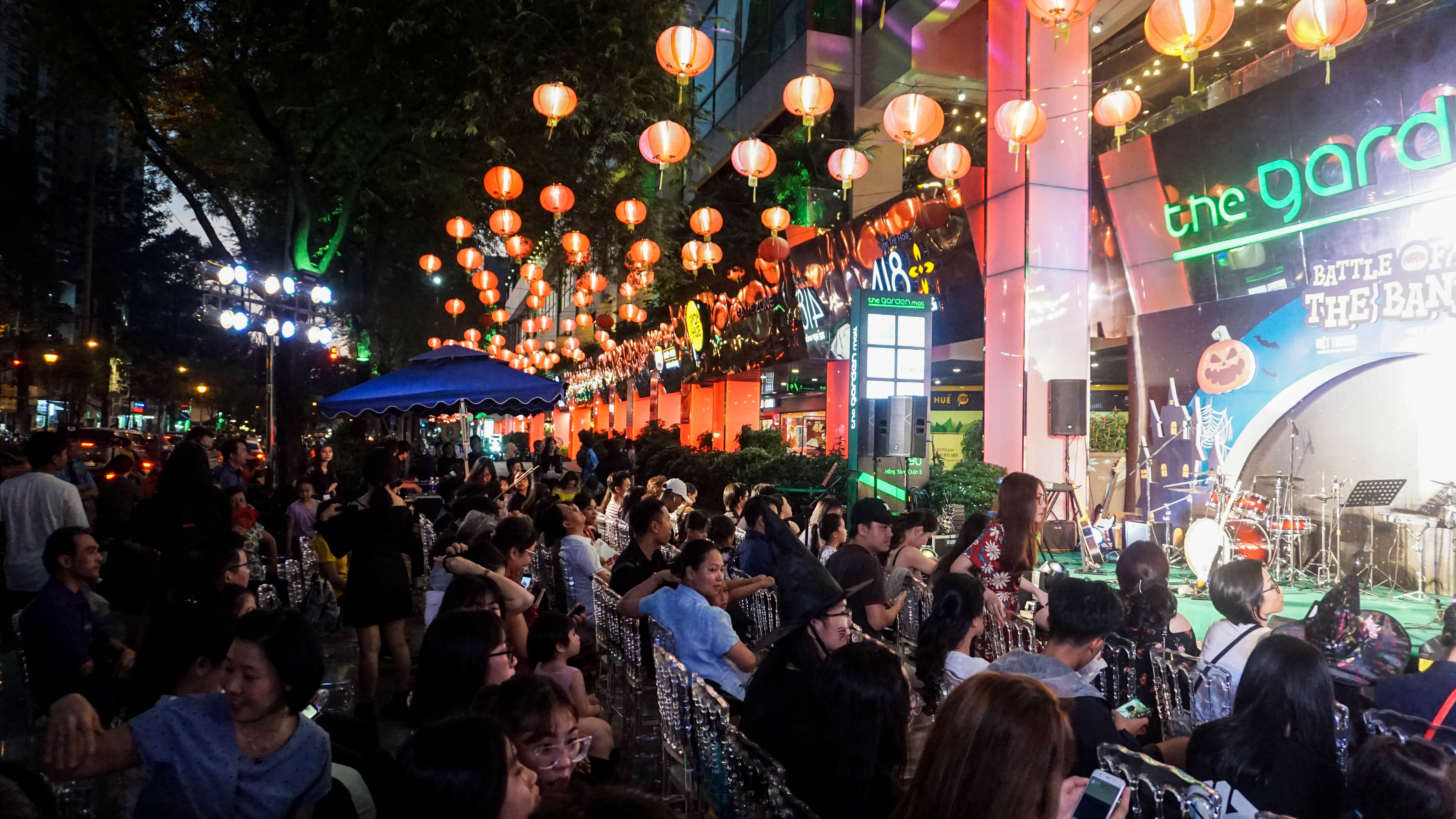 Vào ngày 26/10/2019 vừa qua, sự kiện biểu diễn âm nhạc kết hợp lễ hội hóa trang Halloween THE BATTLE OF THE BAND – ÂM NHẠC TỎA SÁNG TÀI NĂNG đã diễn ra tại Garden Mall, 190 Hồng Bàng, Phường 12, Quận 5, Thành phố Hồ Chí Minh