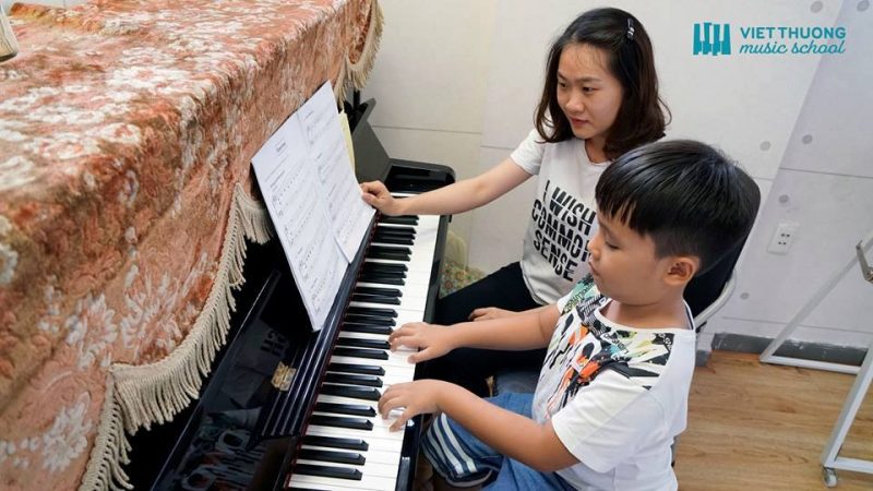 Ai cũng biết học đàn piano mang lại rất nhiều lợi ích cho trẻ, nhưng để biết được bé mấy tuổi thì nên học piano là tốt nhất thì không phải phụ huynh nào cũng trả lời được.