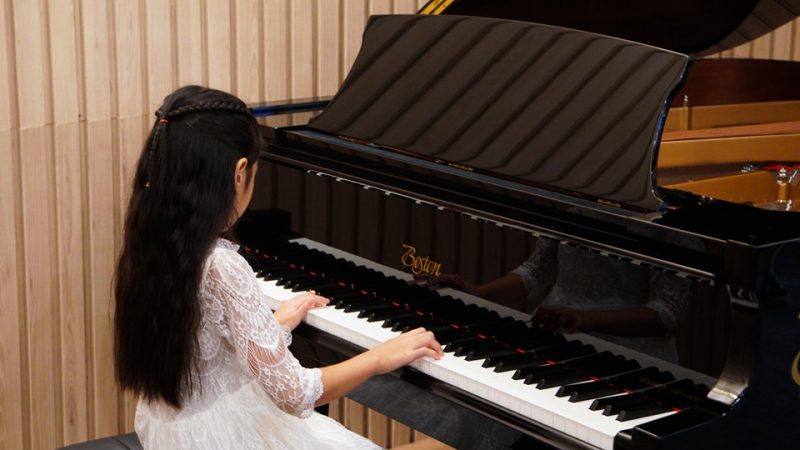 bé 4 tuổi có thể học đàn piano