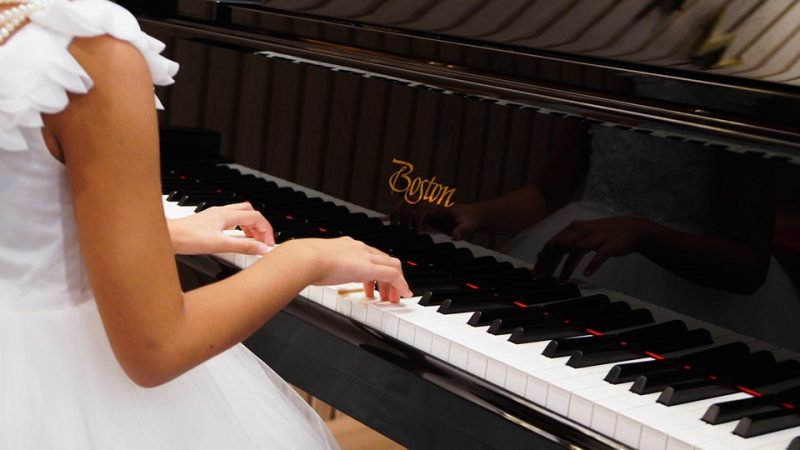 bé 4 tuổi học đàn piano được chưa?