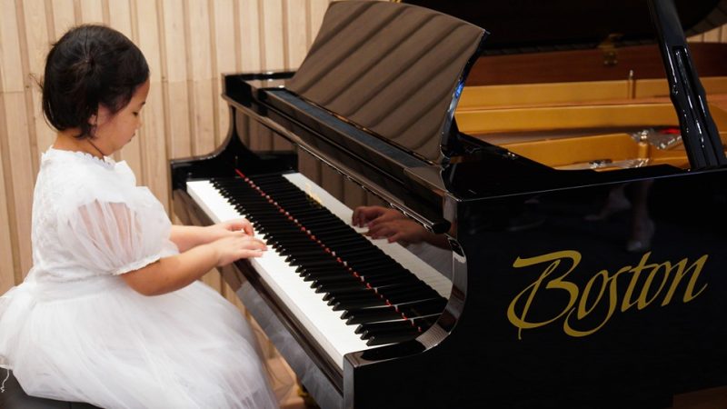 bé 4 tuổi học đàn piano