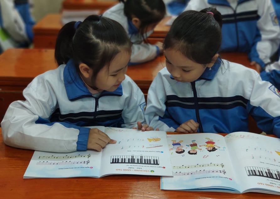 Không khí vui vẻ, chia sẻ cảm xúc và các hoạt động tương tác với bạn bè thầy cô ở những giờ học nhạc sẽ tạo nên những niềm vui, sự tự tin cho các em mỗi khi đến trường