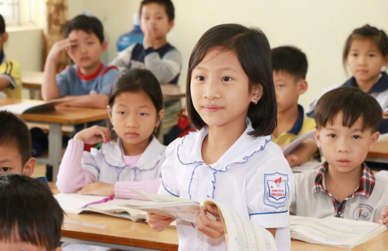 em bé 6 tuổi đi học