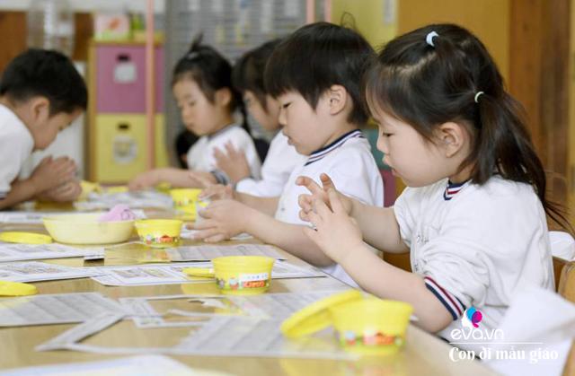 em bé 6 tuổi thích học bằng hình ảnh và màu sắc