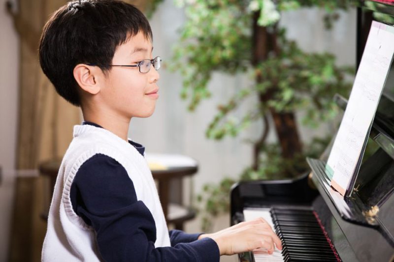 em bé học đàn piano