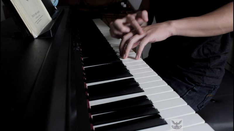 đặt tay trên phím đàn