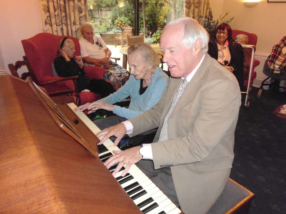 Người lớn tuổi học piano đệm hát bao lâu thì chơi thành thạo