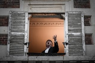 Ca sĩ opera Pháp - Stephane Senechal - trình diễn ca khúc "O sole mio" từ cửa sổ nhà anh ở Paris