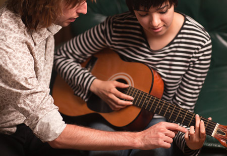 Một anh chàng chơi guitar hay là điển hình của sự lãng mạn
