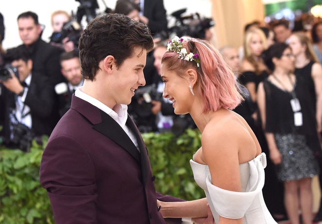 Shawn Mendes vướng tin đồn hẹn hò với Hailey Bieber tại Met Gala 2018.