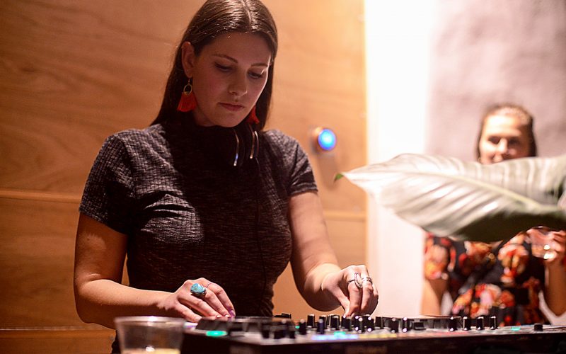 DJ chuyên nghiệp chia sẻ cách học chơi DJ